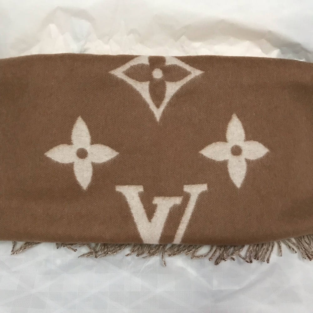 Louis Vuitton Reykjavik Scarf - Picture 3 of 8